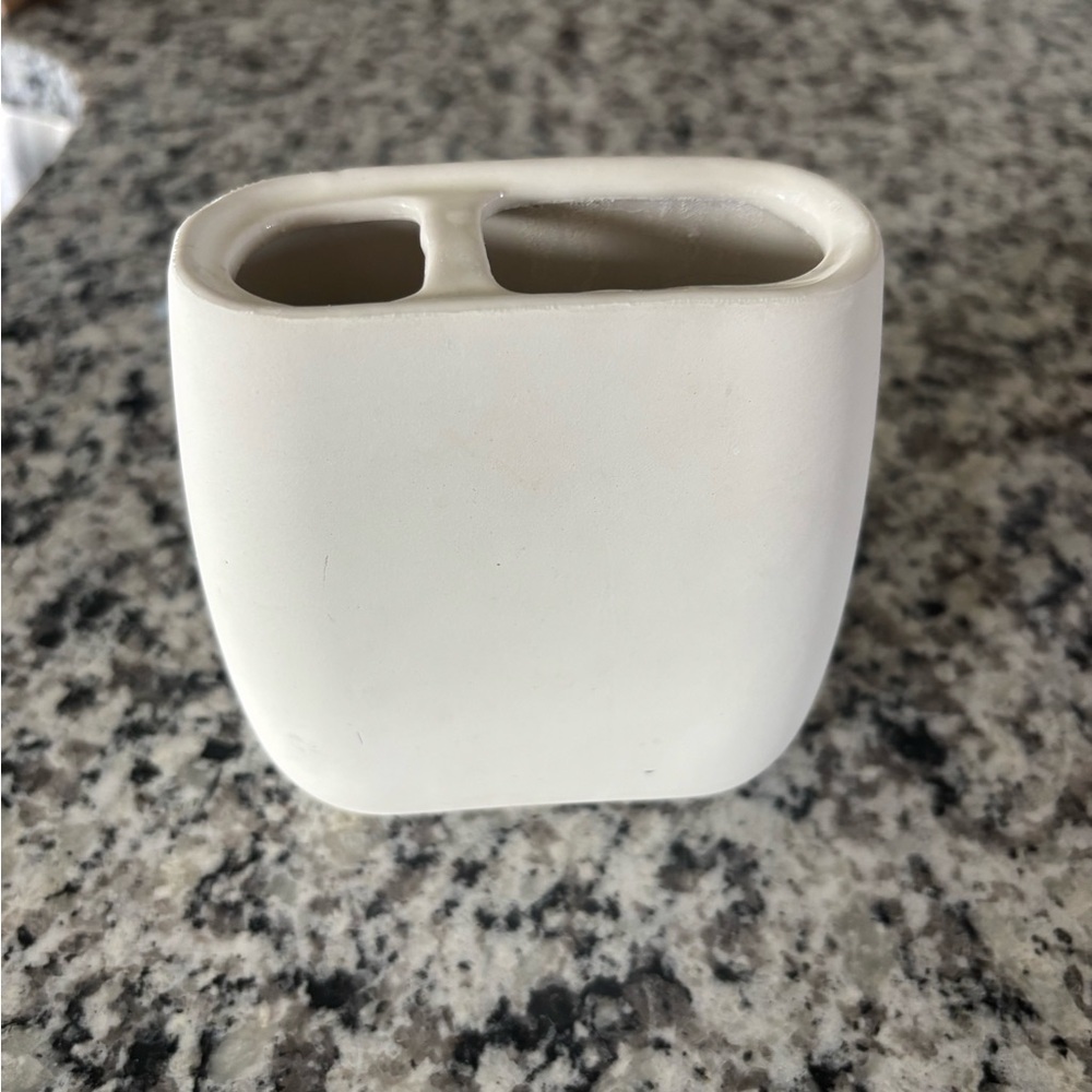 Elegant Cream Toothbrush Holder